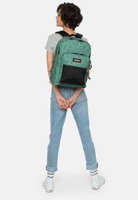 Eastpak PINNACLE - Mochila - blocks melted