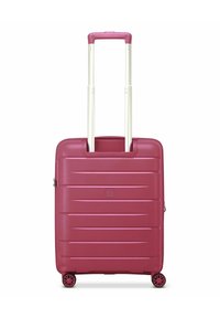 Valigia rigida di colore rosa scuro con righe orizzontali, maniglia retrattile bianca e ruote a scorrimento fluido. Chiusura con zip.