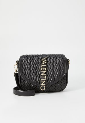 Schwarze gesteppte Leder-Umhängetasche mit goldfarbenem "Valentino"-Logo und verstellbarem Riemen auf weißem Hintergrund.
