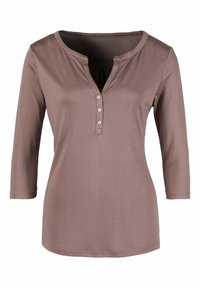 Braunes Hemd mit drei Viertelärmeln, V-Ausschnitt und fünf Knöpfen vorne. Hergestellt aus glattem, dehnbarem Stoff mit einer weichen Textur.