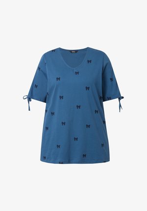 Blå V-hals t-shirt med korte ærmer, prydet med marineblå slipsmønstre og sløjfer på ærmekanterne. Fremstillet af blødt, åndbart stof.