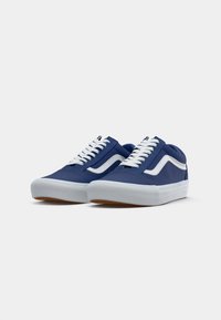 Marineblaue Segeltuch-Sneaker mit weißen Akzenten, strukturiertem Gummisohle, traditionellem Schnürsystem und klassischem Low-Top-Design.