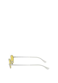 Kulaté sluneční brýle se žlutými skly, stříbrnými kovovými rámy a štíhlými nožičkami. Mají minimalistický design a lesklý povrch.