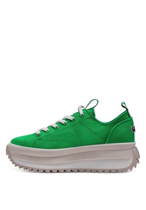 Zielony niski sneaker z białymi sznurowadłami, grubą białą podeszwą na platformie i teksturowanym bieżnikiem w zygzak, pokazany z boku.