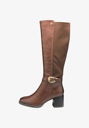 Stivale in pelle marrone al ginocchio con punta leggermente rotonda, dettagli con fibbia dorata e tacco a blocco; presenta una texture liscia e cuciture minime.