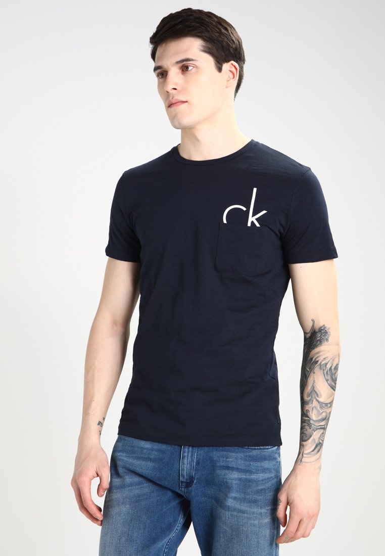 Calvin Klein Jeans TYPE REGULAR FIT - T-shirt con stampa - blue/blu scuro -  Zalando.it