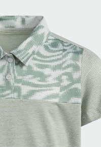 Korte mouwen poloshirt met een lichtgroen gestreept patroon en een stippen, abstract ontwerp bij de kraag in contrasterende tinten. Twee knopen aan de hals.