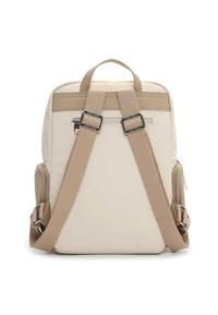 Béžový a krémový batoh s nastavitelnými popruhy, horním úchopem, přední kapsou na zip a bočními přihrádkami. Hladká textura s minimalistickým designem.