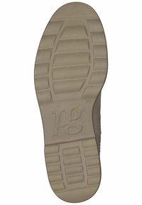 Suela de un zapato de color beige claro que muestra una superficie de goma texturizada con surcos y elevaciones, con un logo "pg" en relieve.