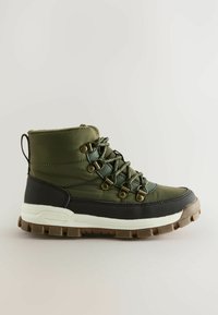 Grüner und schwarzer Wanderschuh mit gepolstertem Kragen, Metallösen für die Schnürsenkel, strukturiertem Obermaterial, robuster Sohle und weißem Zwischensohle.