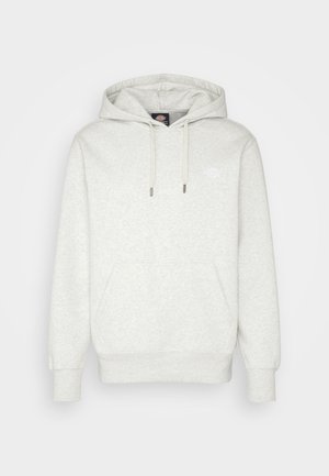 Jasnoszara bluza z kapturem typu pullover z przednią kieszenią kangurzą i regulowanym sznurkiem kaptura, z małym białym logo marki na piersi.