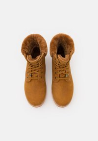 Bottines en suède marron avec un col doublé en fourrure, un bout rond et un design à lacets. Dessus texturé avec une semelle en caoutchouc plate.