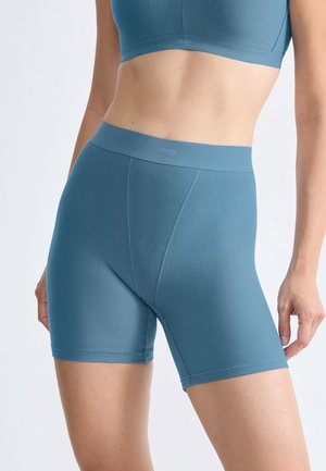 Lichtblauwe boyshorts gemaakt van zachte, rekbare stof. Kenmerkend zijn de brede tailleband en het gladde, naadloze ontwerp zonder zichtbare stiksels.