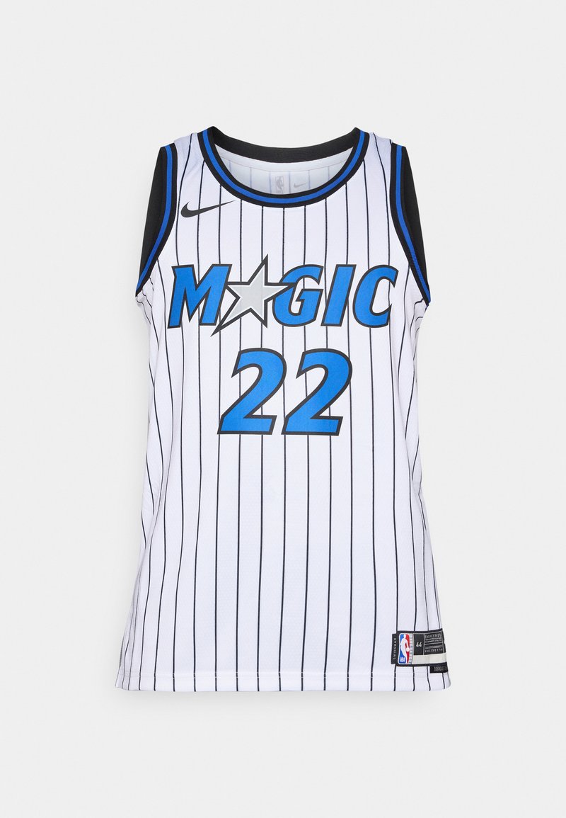 Weißes ärmelloses Basketballtrikot mit schwarzen Nadelstreifen, blauen Akzenten und dem Schriftzug „MAGIC“ in fetten Buchstaben. Nummer „22“ unter dem Schriftzug. Nike-Logo vorhanden.