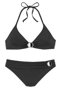 Zwart bikini-set met een triangle top van geplooide stof en een centrale zilveren ringdetails. De broekjes hebben ruching aan de zijkanten en een bijpassende ring.