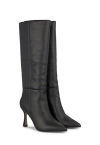 Stivali neri in pelle alte fino al ginocchio con punta a forno e tacco a stiletto. Tessuto morbido e design aderente con un dettaglio a risvolto nella parte superiore.