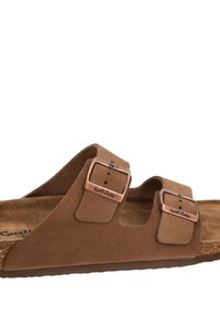 Braune Wildleder-Open-Toe-Sandale mit zwei verstellbaren Riemen und Kupferschnallen auf Kork-Fußbett und Gummisohle.