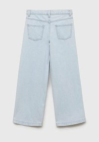 Pantaloni in denim azzurro chiaro a gamba larga con vita media, due tasche posteriori e orlo finito. Il tessuto ha un aspetto morbido e texturizzato.