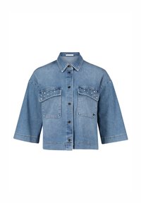 Giubbotto in denim di colore azzurro chiaro, maniche corte, due tasche frontali, decorato con borchie argentate e chiusura con bottoni neri.