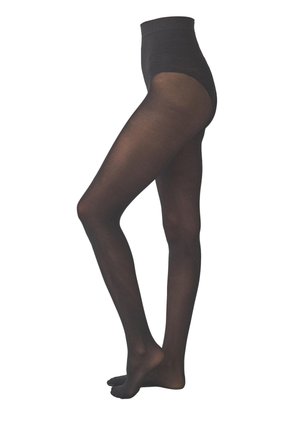 Femme portant des collants noirs transparents taille haute, vue de dos avec mise au point sur la hanche et le haut de la jambe sur un fond uni.