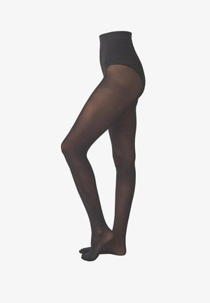 Femme portant des collants noirs transparents taille haute, vue de dos avec mise au point sur la hanche et le haut de la jambe sur un fond uni.