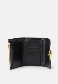 Juodas odinis piniginė su metaliniu užtrauktuku, keliais kortelių kišenėmis ir auksiniu akcentu. Vidaus paviršius lygus ir su minimaliu prekės ženklu.