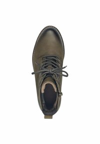 Botín de cuero verde oliva hasta el tobillo, con punta redonda, cordones, forro interior suave y una lengüeta en la parte trasera. Presenta detalles de costura.