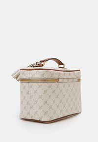 Beige faux skinnveske med glidelås i gullfarge, mønstret med geometriske former, med en kort håndtak og en myk tekstur.