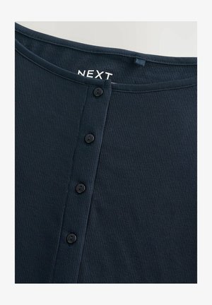 Marineblauses Trägershirt mit Rundhalsausschnitt, ausgestattet mit fünf schwarzen Knöpfen auf der Vorderseite. Markenlabel "NEXT" im Kragen sichtbar.