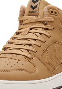 Brauner High-Top-Sneaker mit glattem Leder- und Textil-Obermaterial, ausgestattet mit Schnürverschluss, perforierter Zehenpartie und kontrastierendem Chevron-Detail.