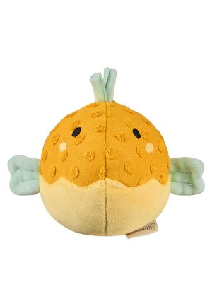 Plüschiges, gelb-orangefarbenes Kugelfisch-Spielzeug mit bestickten Augen, strukturierten Flecken und weichen grünen Flossen auf weißem Hintergrund.