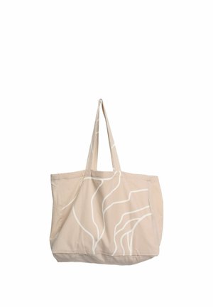 Geantă tote bej cu mânere lungi și modele abstracte de linii albe pe material, așezată pe un fundal alb.