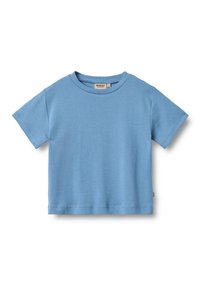Camiseta de algodón azul claro con cuello redondo, mangas cortas y dobladillo recto. Presenta una etiqueta en el lado inferior.