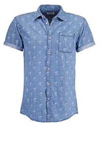 Camicia di denim azzurra a maniche corte con motivo di palme, chiusura con bottoni sul davanti e una tasca sul petto. Le maniche arrotolate accentuano il design.