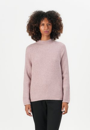 Hellrosa geripptes Sweatshirt mit hohem Kragen, langen Ärmeln und lockerer Passform, hergestellt aus weichem Material mit glatter Textur.