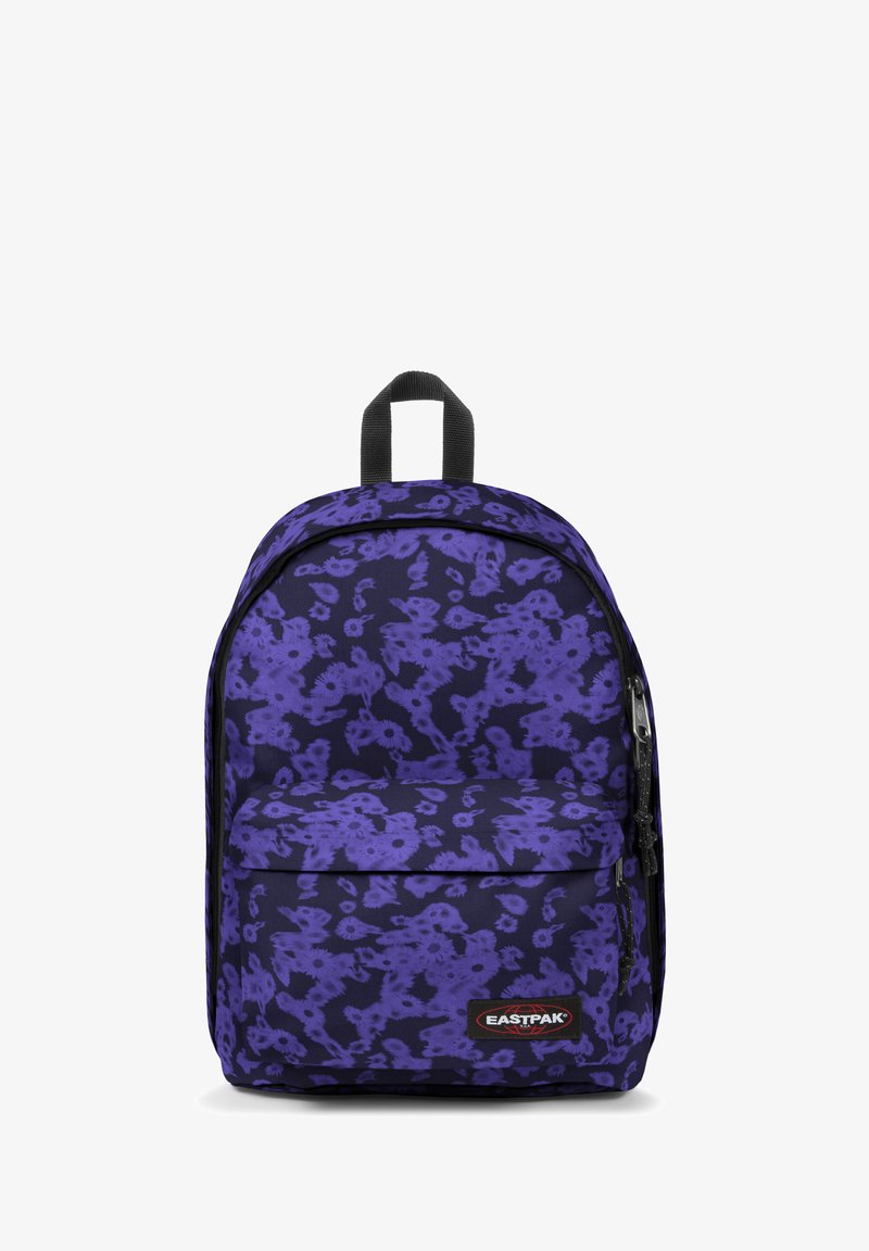 Mochila de tela duradera con estampado floral morado, cremalleras negras y un asa superior. Cuenta con correas ajustables para los hombros y un bolsillo frontal.