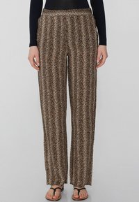 Leopardenmuster-Hose mit weitem Bein aus leichtem Stoff, ausgestattet mit einem dehnbaren Bund und einer lockeren Passform. Akzentuiert in Braun- und Beigetönen.
