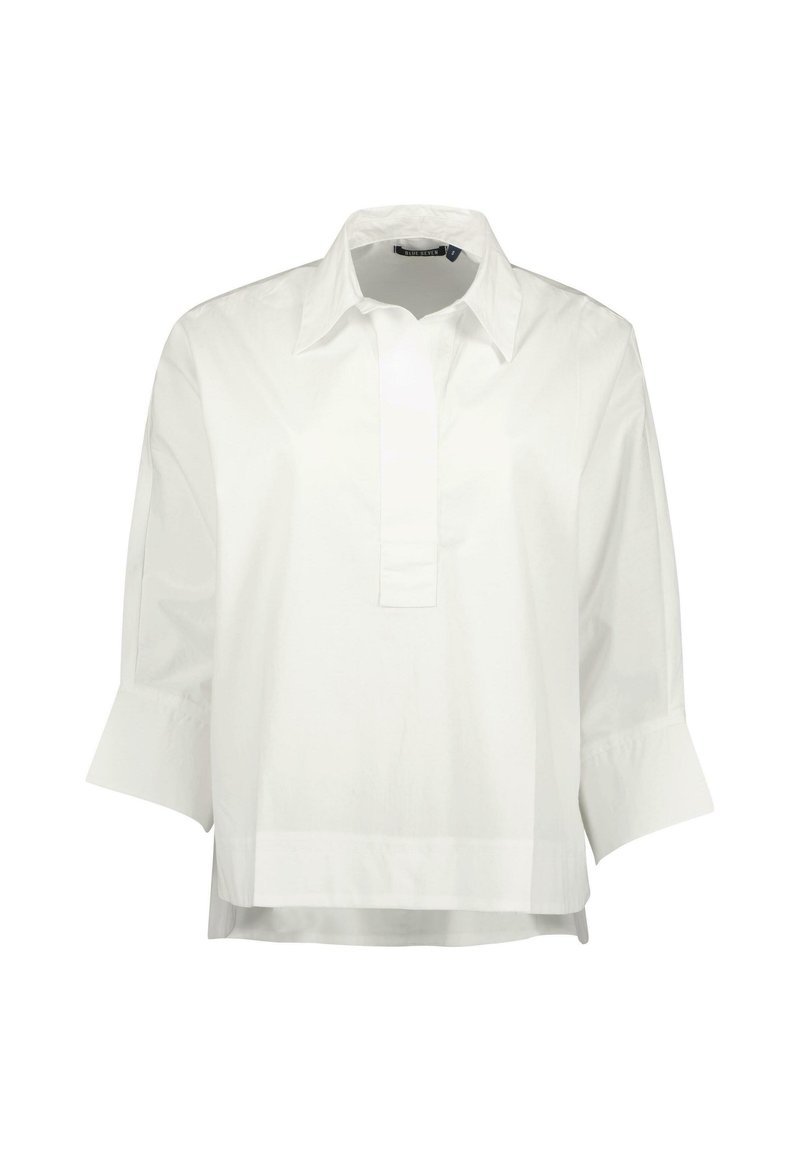 Blusa bianca in tessuto di cotone, con colletto a punta, maniche a tre quarti e una placca con mezzi bottoni davanti.