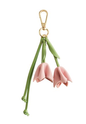 Schlüsselanhänger mit Goldverschluss und zwei rosa Leder-Tulpenblumen sowie grünen Lederblättern und -stielen, die am Ring hängen.