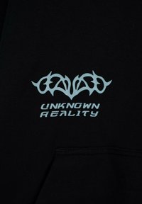 Czarna bluza z kapturem z jasnoniebieską grafiką przedstawiającą stylizowany tekst "NIEZNANA RZECZYWISTOŚĆ" oraz ozdobne kształty nad nim. Miękka tekstura materiału.