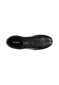 Baskets en cuir noir avec une texture lisse, un bout arrondi et des lacets plats. Présente un branding discret à l'intérieur et des détails latéraux élégants.