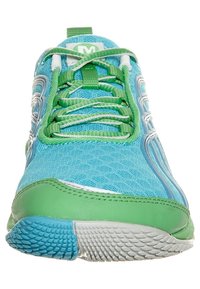Zapatillas deportivas ligeras en azul brillante y verde. Cuentan con una parte superior texturizada, acentos verdes, cordones blancos y una suela de goma con un patrón.
