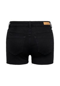 Vue arrière d'un short en jean noir avec deux poches et une étiquette de marque en cuir sur la ceinture.