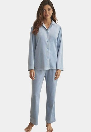 Ensemble de pyjama en polaire douce de couleur bleu clair, avec des manches longues, un devant à boutons et un pantalon droit assorti. Aucuns motifs ou accents présents.