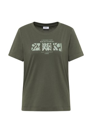 T-shirt vert olive à manches courtes avec encolure ronde et texte blanc en français au-dessus de trois rectangles abstraits à motifs de feuilles sur la poitrine.