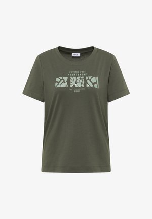 Olivgrünes kurzärmliges T-Shirt mit rundem Ausschnitt und weißem französischen Text über drei abstrakten, blattgemusterten Rechtecken auf der Brust.