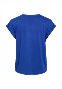 T-shirt blu casual con maniche corte arrotolate, scollatura rotonda e vestibilità rilassata. Presenta un tessuto morbido e leggero.