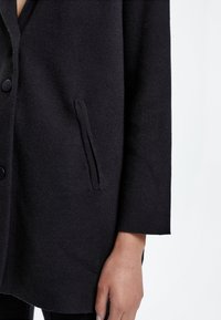 PARFOIS Krátký kabát - black
