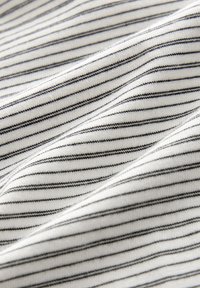 HORIZONTAL STRIPE REGULAR FIT - T-shirt med print - white neutral