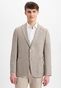 Beiger strukturierter Blazer mit zwei frontalen Taschen, Einzelknopfverschluss und Reverskragen, über einem weißen Hemd getragen, formelle Kleidung.